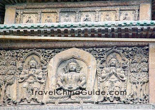 Buddha statues engraved on the pagoda